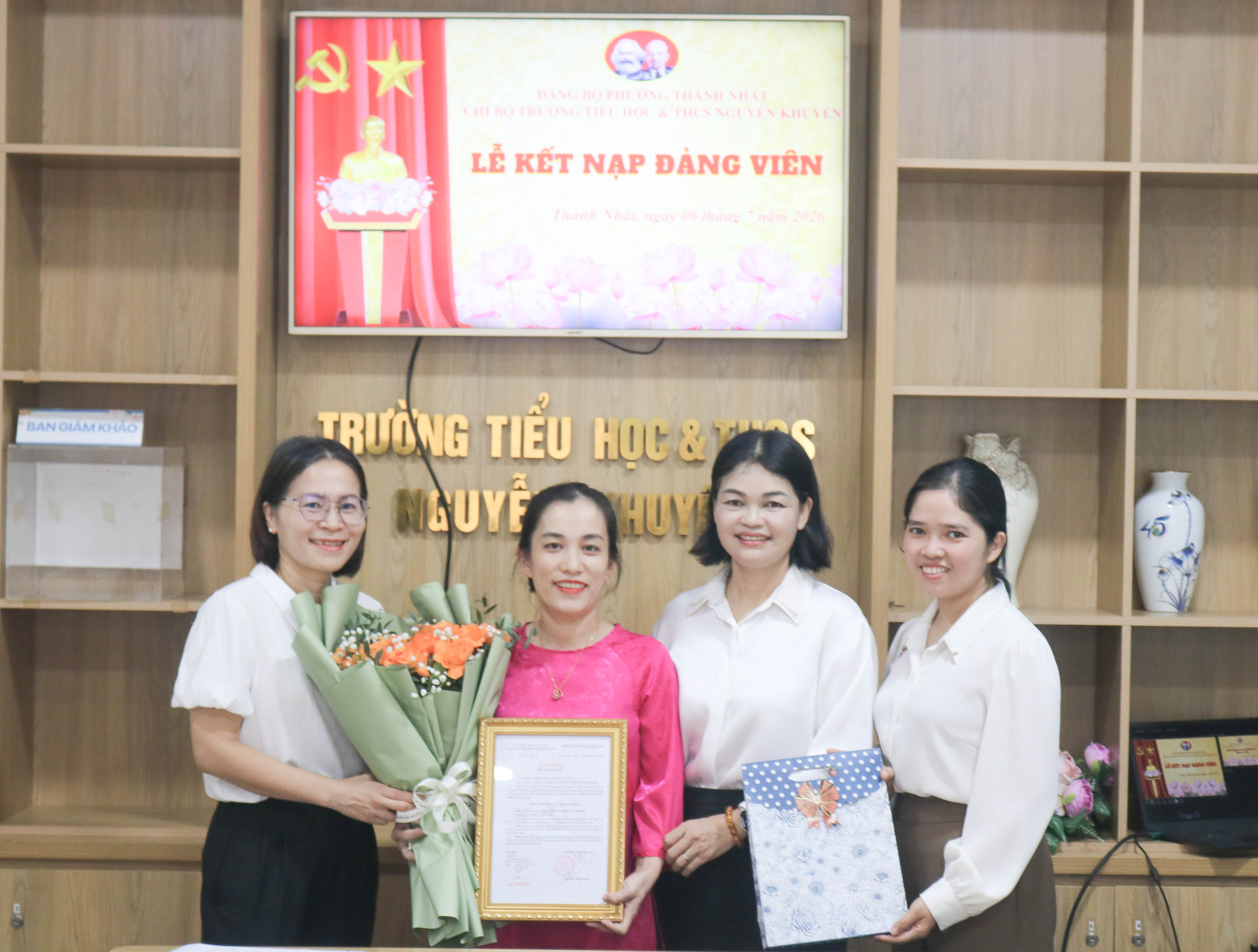 CHI BỘ TRƯỜNG TIỂU HỌC & THCS NGUYỄN KHUYẾN LONG TRỌNG TỔ CHỨC LỄ KẾT NẠP ĐẢNG VIÊN MỚI 
