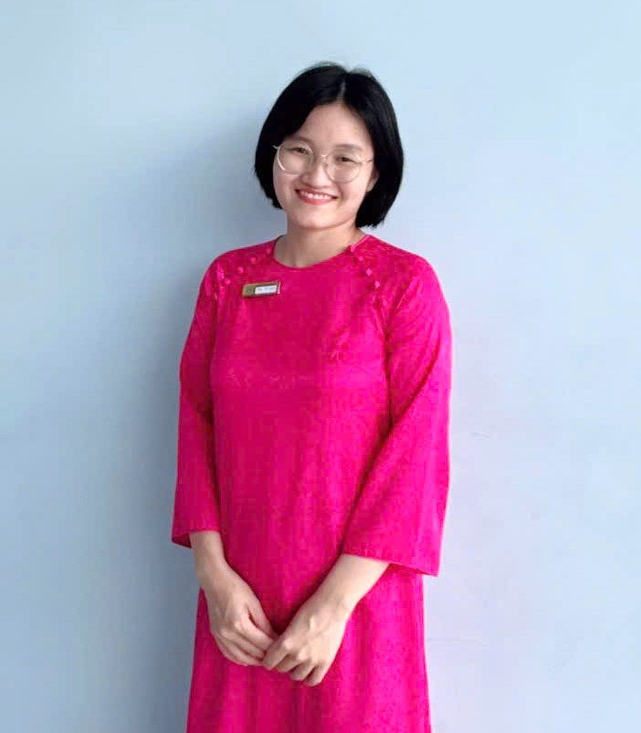 Cô Trần Tú Oanh - GV tiếng Anh.