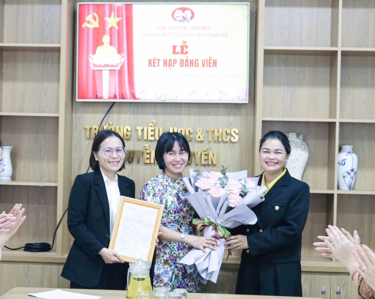 CHI BỘ TRƯỜNG TIỂU HỌC VÀ THCS NGUYỄN KHUYẾN LONG TRỌNG TỔ CHỨC LỄ KẾT NẠP ĐẢNG VIÊN MỚI 